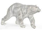 une statue représentant un ours polaire sur fond blanc