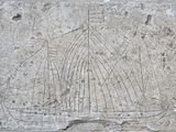 une plaque en pierre sur laquelle est sculpté un bateau