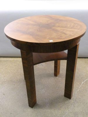 une petite table en bois sur laquelle est posée une chaise