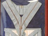 a picture of a uniform on display in a glass case