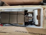 une boîte contenant un micro-ondes