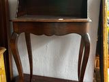 une petite table en bois surmontée d'une étagère