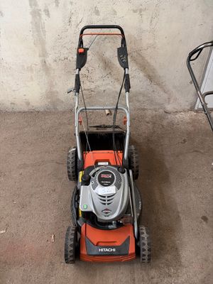 une tondeuse à gazon orange et noire garée dans un garage