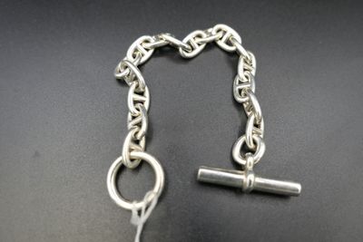 une chaîne en argent à laquelle est accrochée une clé