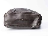 sac à main en cuir marron sur fond blanc, avec un espace réservé au texte