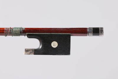 gros plan d'un archet de violon sur fond blanc