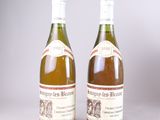 deux bouteilles de vin posées l'une à côté de l'autre sur une table