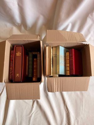 deux cartons contenant des livres, posés sur un lit