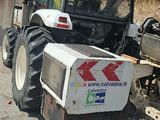 un tracteur garé sur le bord de la route