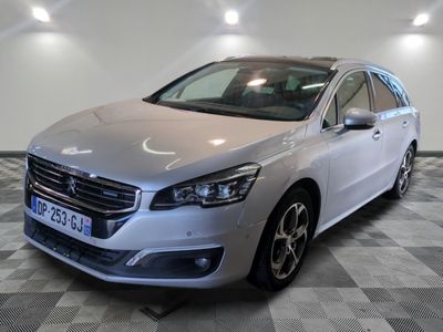 la voiture argentée est garée sur le sol à carreaux d'une pièce