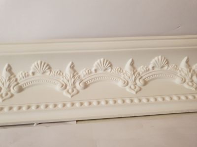 une photo d'une moulure décorative sur un mur