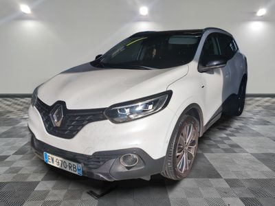 la voiture blanche est garée sur un sol en damier dans le garage