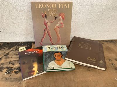 une pile de livres posée sur une table en bois