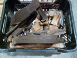 un panier rempli d'outils posé par terre