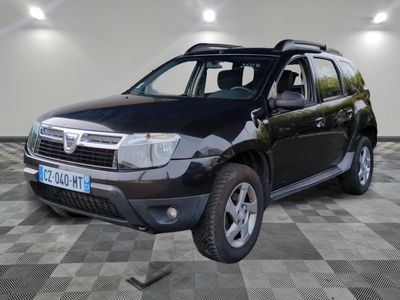 une photo d'un 4x4 noir garé dans un garage