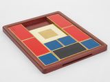 plateau en bois orné de carrés rouges, bleus et jaunes