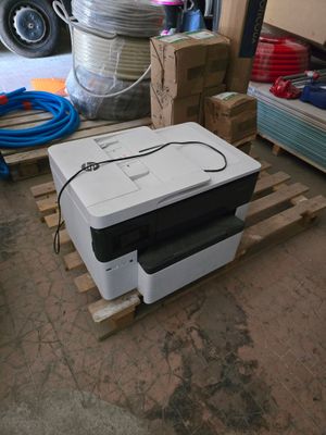 une imprimante posée sur une palette dans un garage