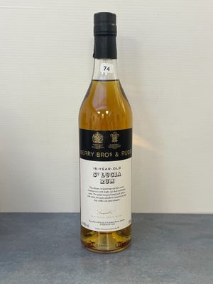 une bouteille de whisky posée sur une table à côté d'une bouteille de vin