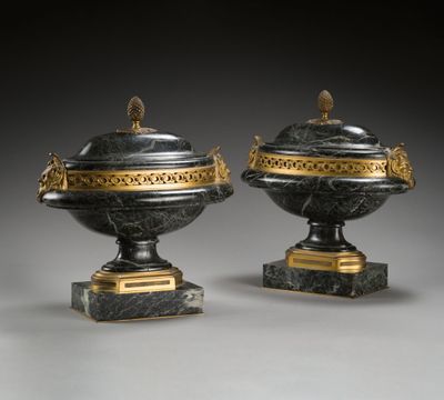 paire d'urnes en marbre noir ornées de dorures