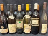 plusieurs bouteilles de vin sont alignées sur une table