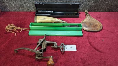 Lot comprenant 2 poires à poudre/plomb, 2 nécéssaires de net…