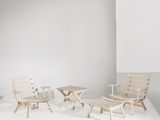 deux chaises et une table dans une pièce aux murs blancs