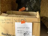 une boîte en carton sur laquelle est accrochée une étiquette, posée au milieu d'une pile de boîtes