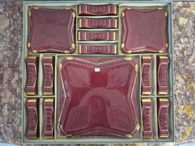 une boîte de chocolats posée sur une table