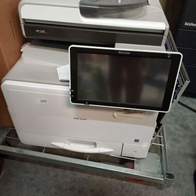 une imprimante et une tablette posées l'une sur l'autre