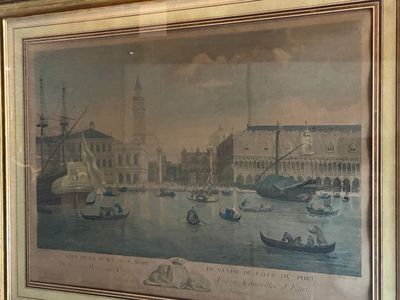 une peinture sur le mur d'un immeuble représentant des bateaux sur l'eau