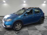 la photo d'une voiture bleue garée dans un garage