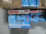 une boîte à outils posée sur une table, à côté d'une paire de pinces