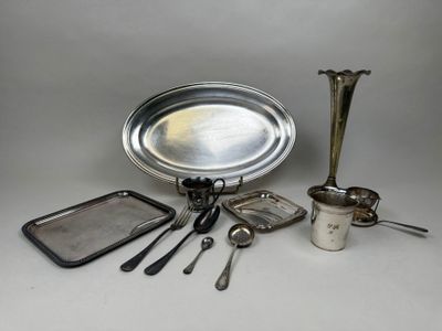 beaucoup d'objets en argent qui se trouvent sur la table