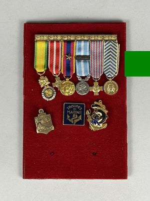 une photo d'une vitrine contenant des médailles et des médailles