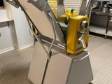 une machine qui se trouve au milieu d'une cuisine