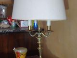 une lampe posée sur une table dans une pièce