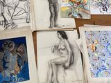 il y a beaucoup de dessins par terre dans cette pièce