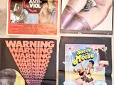 de nombreuses affiches accrochées au mur d'une pièce