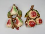 deux figurines représentant des fruits sur un fond blanc