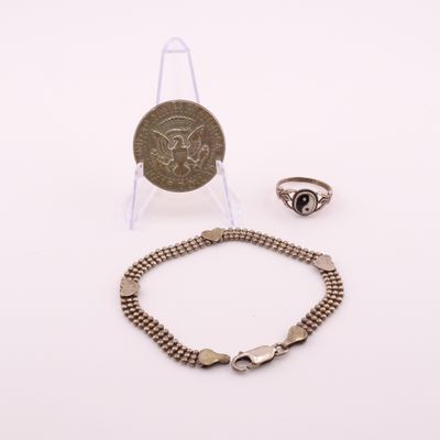 deux bijoux, dont une pièce de monnaie, un bracelet et une bague