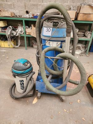 un aspirateur et un plumeau posés par terre