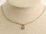 un collier en or orné d'un diamant sur un mannequin