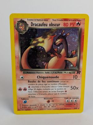 gros plan d'une carte pokemon sur une surface blanche
