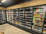 le rayon réfrigéré d'une épicerie rempli de boissons