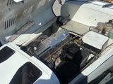 une voiture blanche dont le moteur se trouve à l'arrière