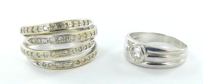 deux bagues en argent ornées de diamants, placées l'une à côté de l'autre