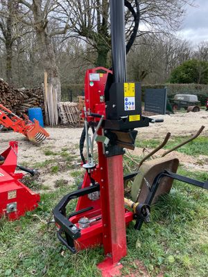 une image d'une machine rouge posée dans l'herbe