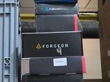 des cartons empilés les uns sur les autres sur une étagère dans un entrepôt