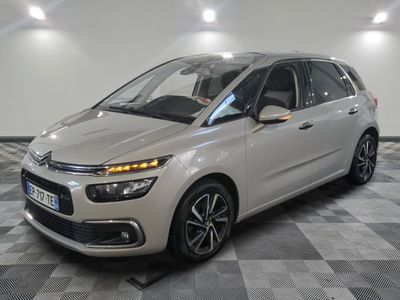 La Citrole est garée sur un sol à damier dans un showroom