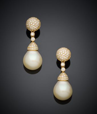 une paire de boucles d'oreilles en perles et diamants